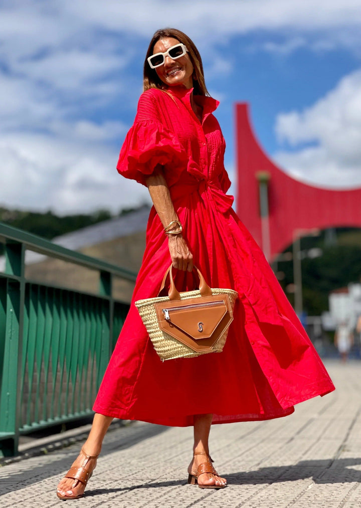 Vestido formal rojo para mujer, con estilo elegante y chic. Ideal para moda femenina de fiesta y celebraciones.