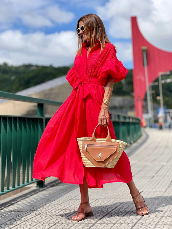 Vestido de noche rojo seductor para mujer. Estilo formal y elegante, perfecto para fiestas y eventos especiales.