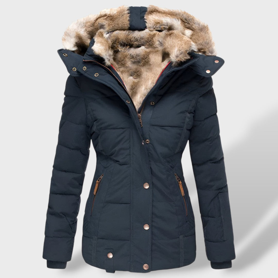 Vista trasera de chaqueta acolchada para mujer, estilo moderno y corte favorecedor. Abrigo de moda.