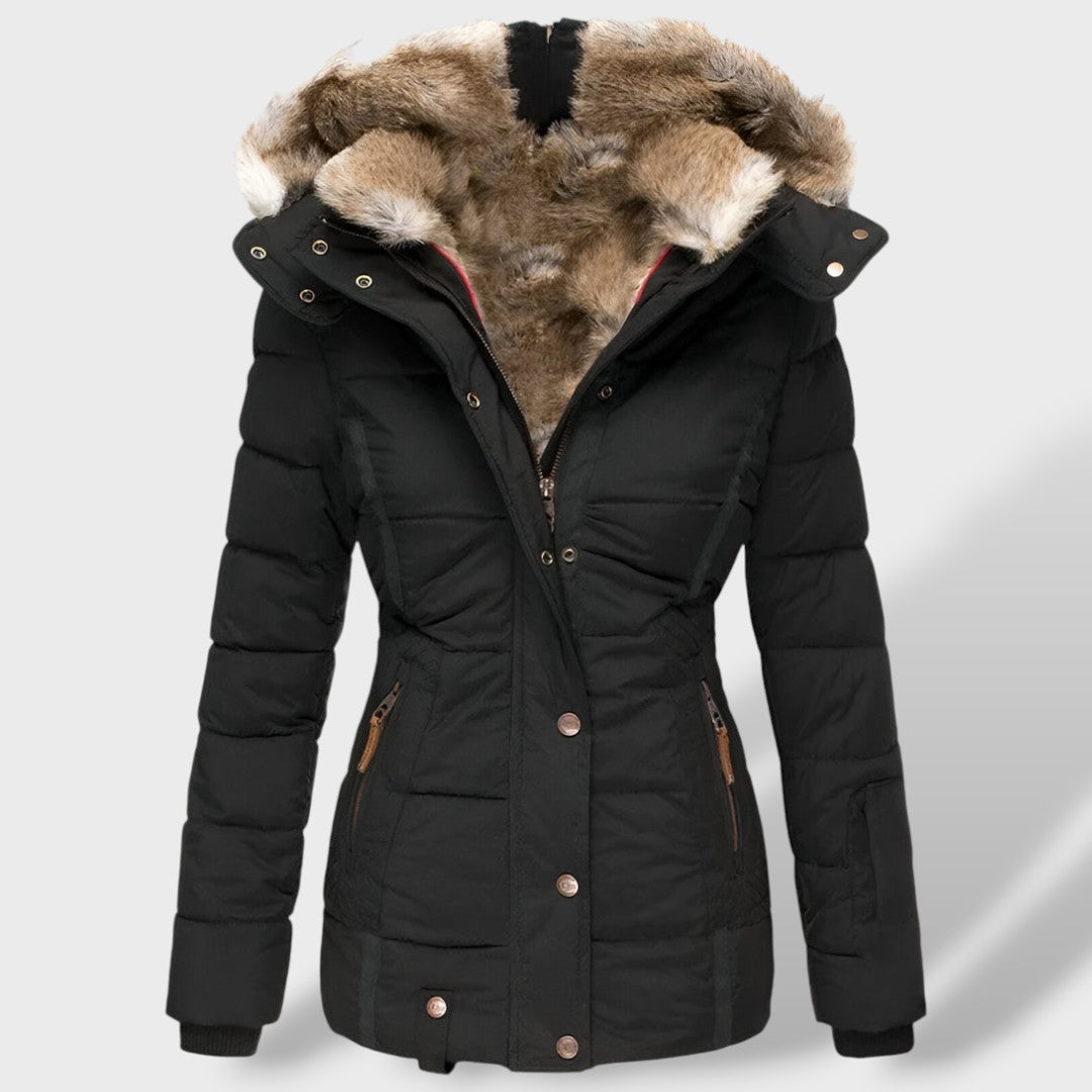 Mujer vistiendo chaqueta acolchada de invierno, diseño elegante y calidez para el frío. Tendencia actual.