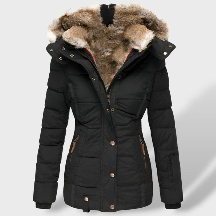 Mujer vistiendo chaqueta acolchada de invierno, diseño elegante y calidez para el frío. Tendencia actual.