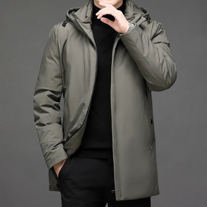 Hombre vistiendo chaqueta de invierno cálida y clásica. Ropa exterior impermeable y cómoda para la moda masculina urbana.