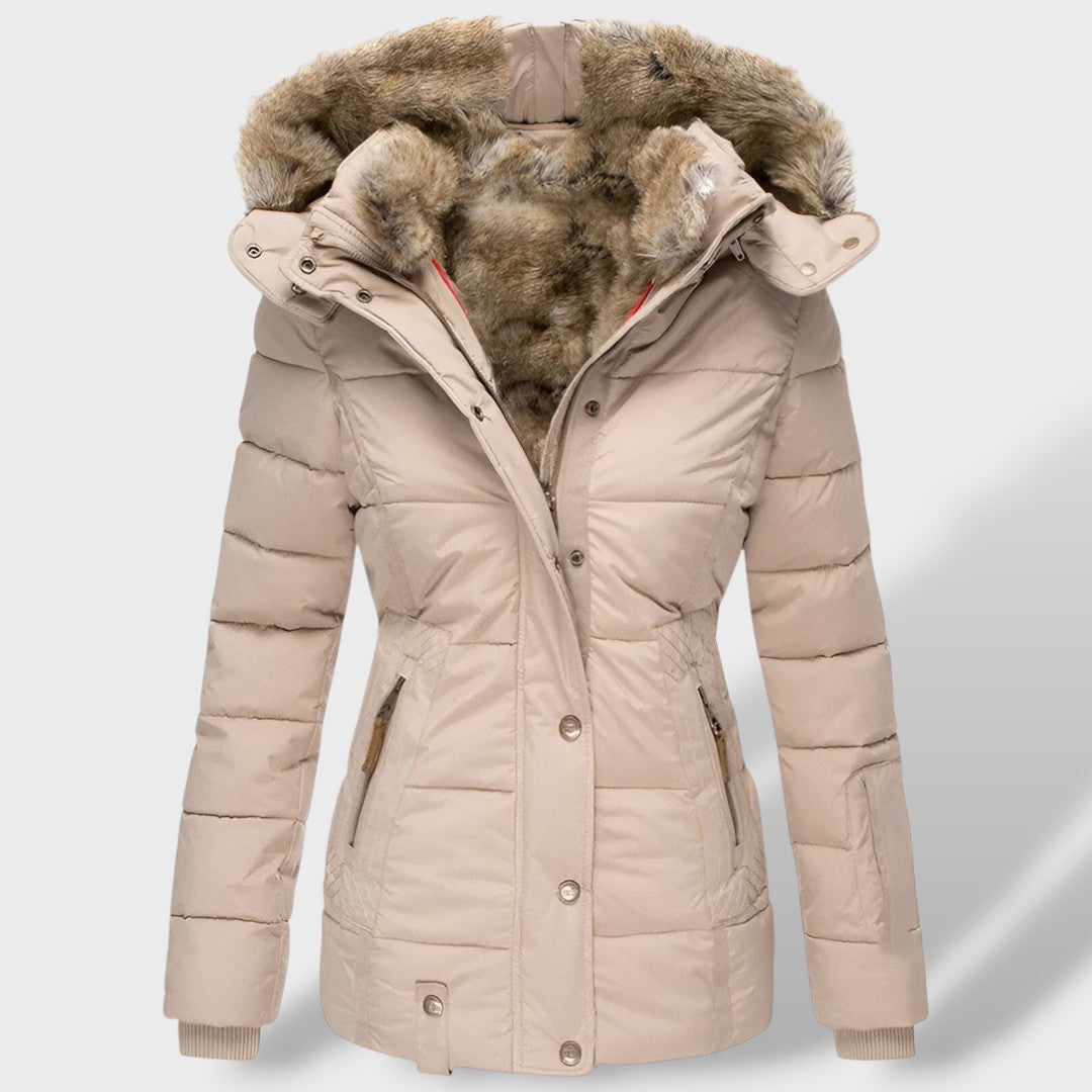 Cierre de cremallera y bolsillos de la chaqueta acolchada de mujer. Funcionalidad y diseño práctico.