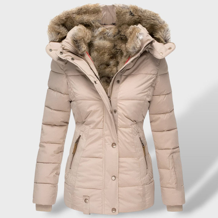 Cierre de cremallera y bolsillos de la chaqueta acolchada de mujer. Funcionalidad y diseño práctico.