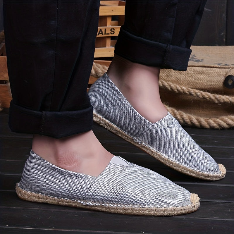 Comodidad y estilo: alpargatas de hombre con suela de esparto, perfectas para días cálidos y looks casuales.