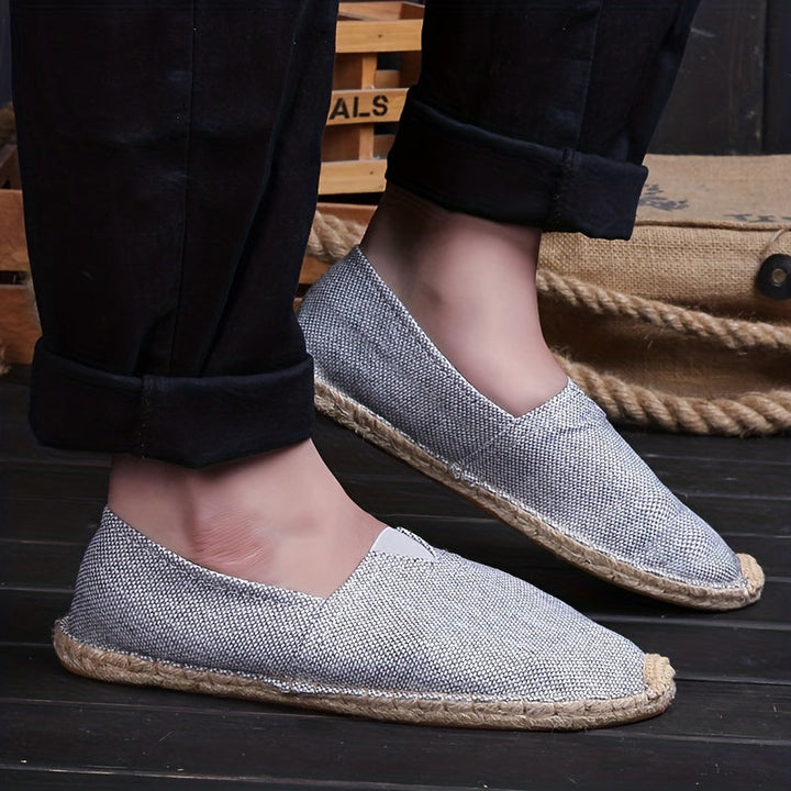 Comodidad y estilo: alpargatas de hombre con suela de esparto, perfectas para días cálidos y looks casuales.