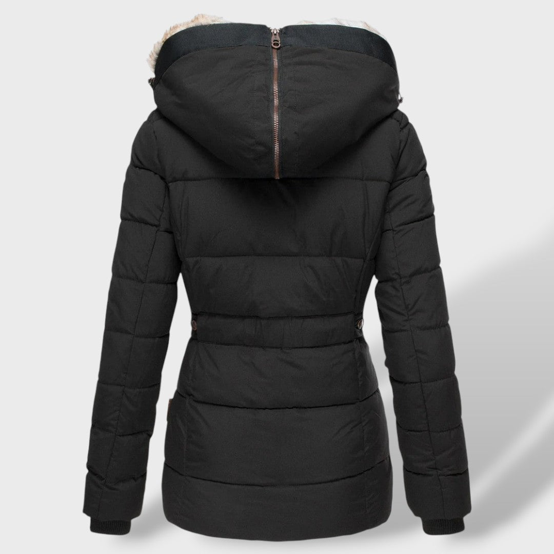 Mujer caminando con chaqueta acolchada, look urbano y casual. Abrigo de invierno femenino y con estilo.