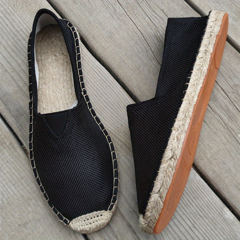 Alpargatas masculinas de esparto, calzado fresco y transpirable, ideal para el look casual de verano.