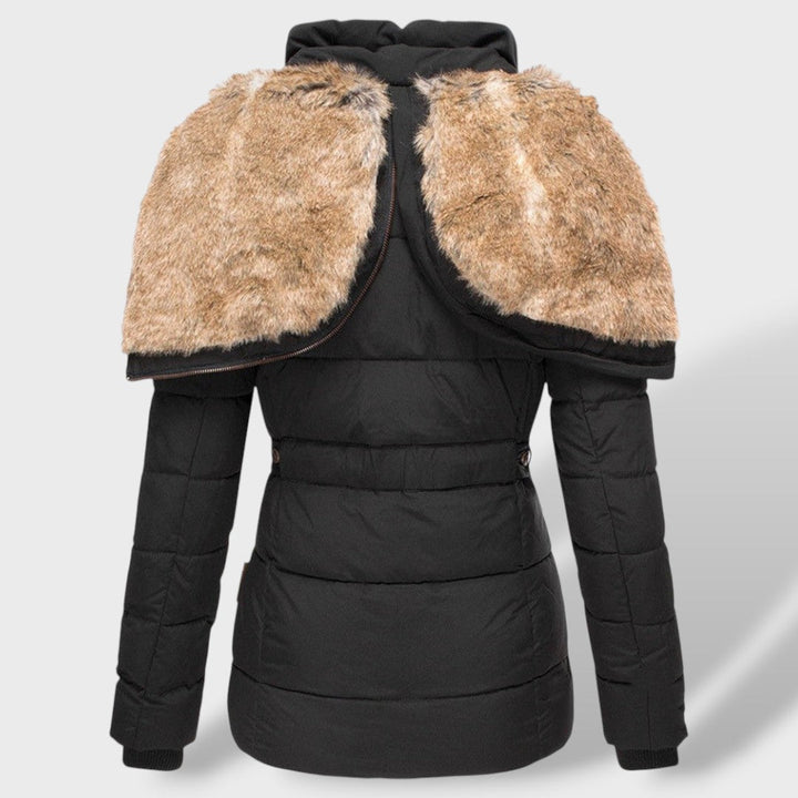 Primer plano de la tela acolchada de la chaqueta de mujer, garantizando calidez y durabilidad en invierno.