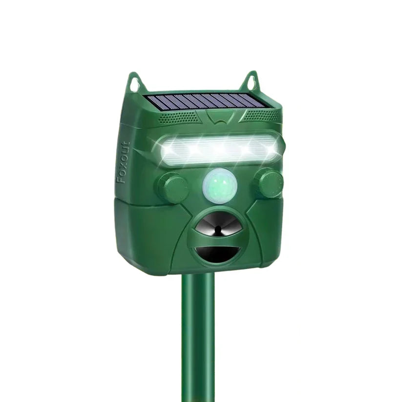Dispositivo ahuyentador solar para zorros y coyotes, instalado en jardín. Protección eficaz contra predadores con energía solar.