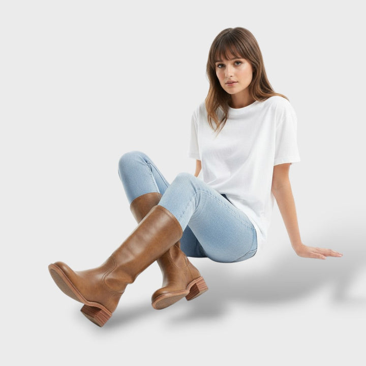 Vista lateral de botas altas de mujer. Calzado femenino de moda, elegante y cómodo para cualquier ocasión.