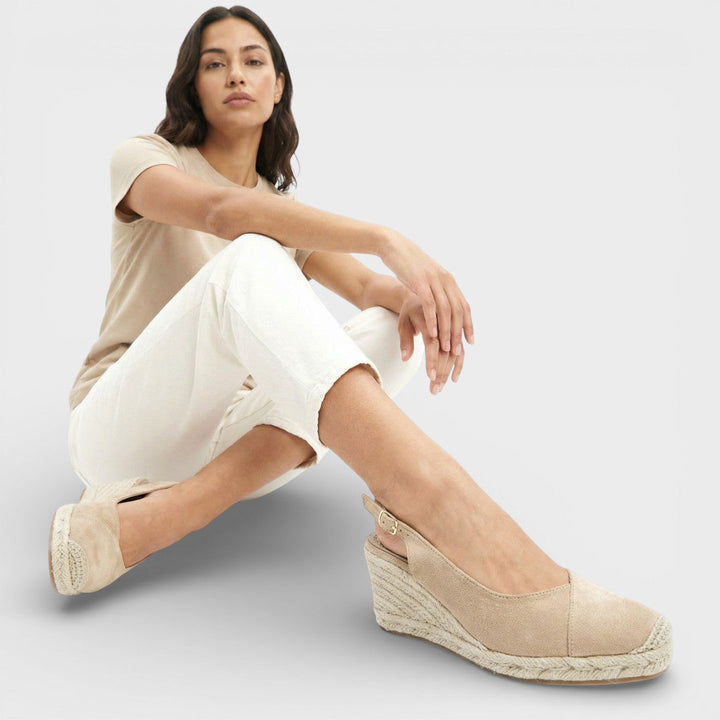 Moda femenina: alpargatas con cuña y punta cerrada. Perfectas para un estilo casual-elegante de verano.