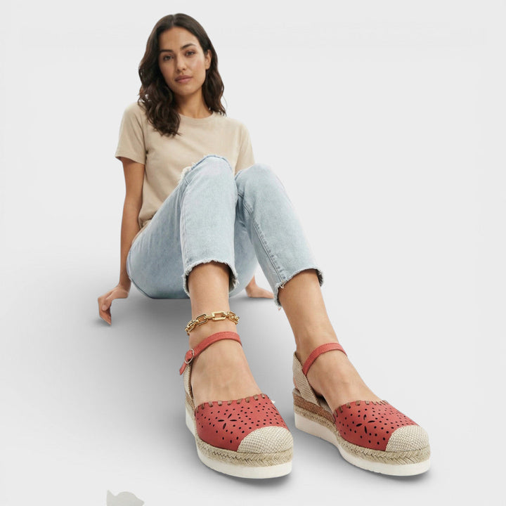 Sandalias de mujer con cuña y punta cerrada, diseño cómodo y elegante para el verano.