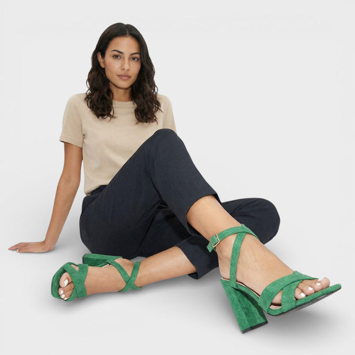Sandalias de tacón de mujer, elegantes y confortables, un básico de moda para cualquier celebración.