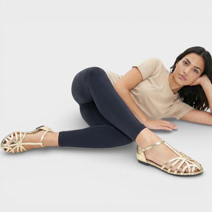 Moda verano mujer: sandalias planas LAURA, con tiras cruzadas, cómodas para el día a día.