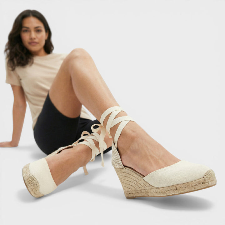 Alpargatas de mujer con cuña de esparto y cintas para atar al tobillo, perfectas para un estilo veraniego chic.