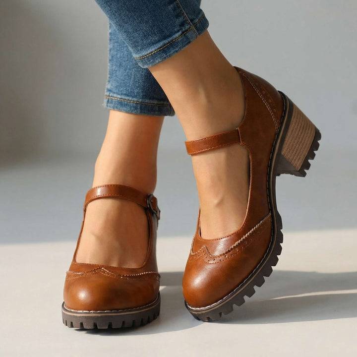 Calzado Mary Jane retro con tira ajustable y hebilla, ideal para mujer. Estilo clásico elegante.