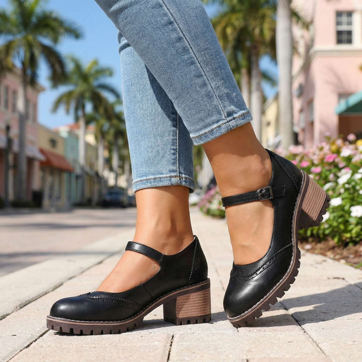 Perfil lateral de zapatos Mary Jane mujer, exhibiendo el tacón ancho y estilo retro elegante casual.