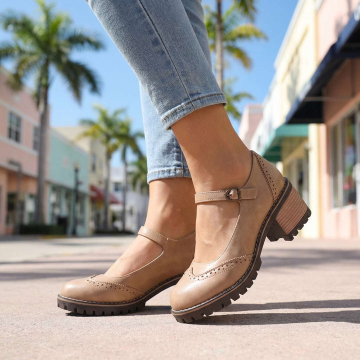 Comodidad y estilo en zapatos Mary Jane vintage para mujer. Tacón ancho estable y diseño retro.