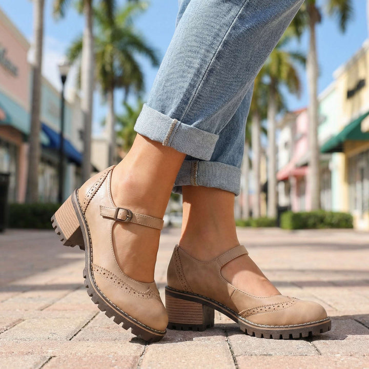 Detalle de tira ajustable y hebilla en zapatos Mary Jane mujer. Calzado vintage de estilo clásico.