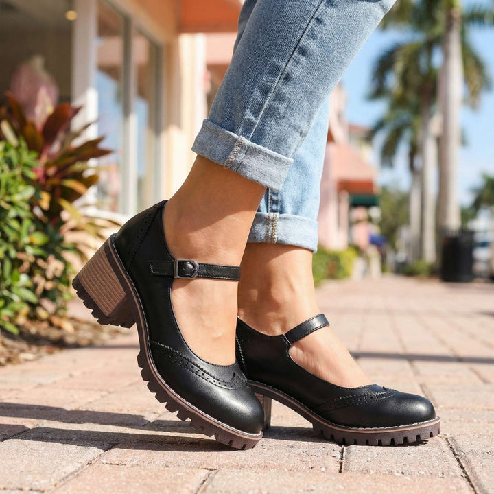 Moda femenina: Zapatos Mary Jane clásicos en cuero negro, con tira ajustable. Confort y elegancia.