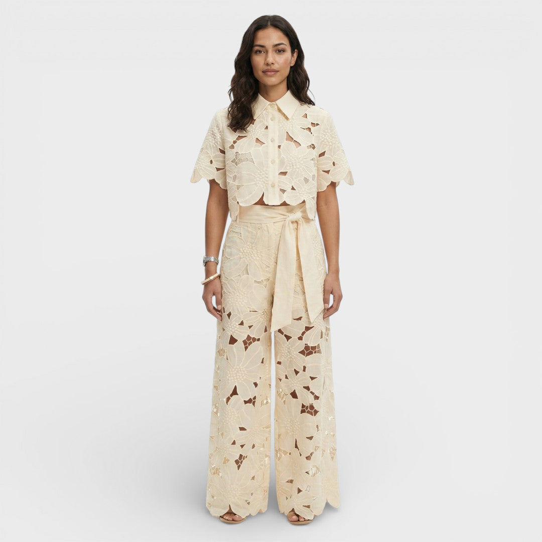 Look sofisticado de mujer: conjunto de camisa y pantalón para graduaciones o fiestas de primavera.