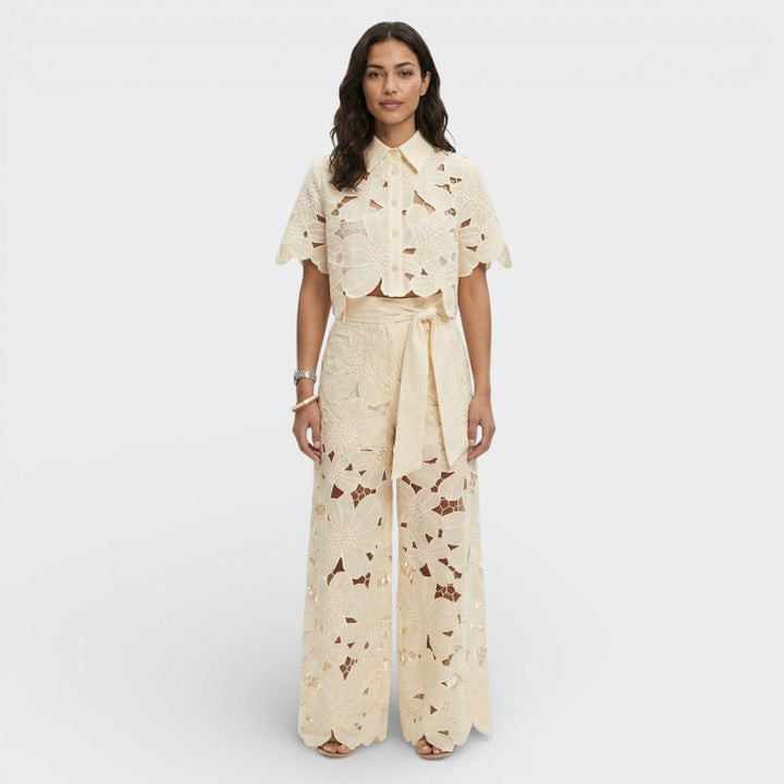 Look sofisticado de mujer: conjunto de camisa y pantalón para graduaciones o fiestas de primavera.