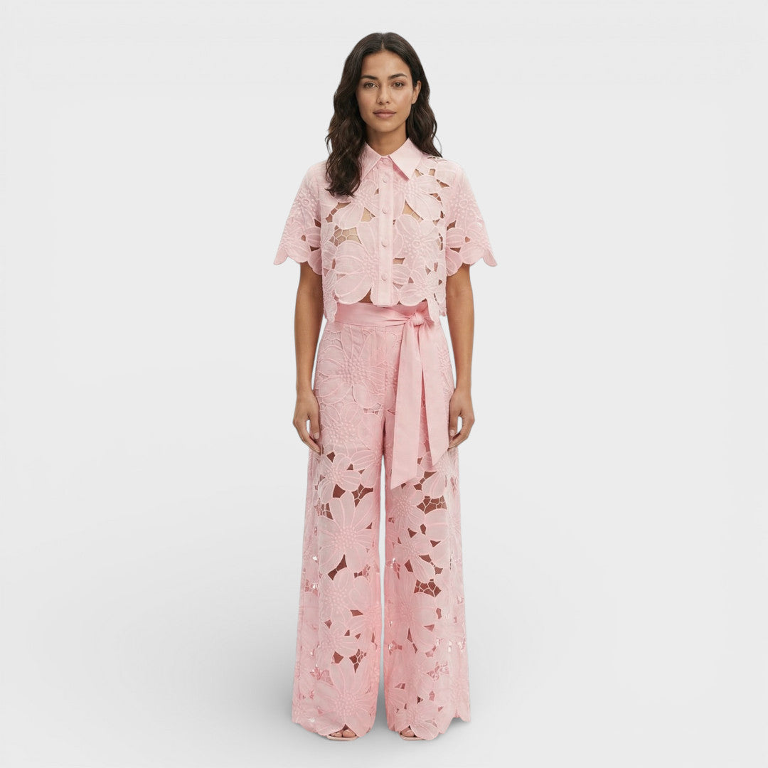 Atuendo formal de mujer con camisa y pantalón, ideal para invitadas a bodas, graduaciones y celebraciones.