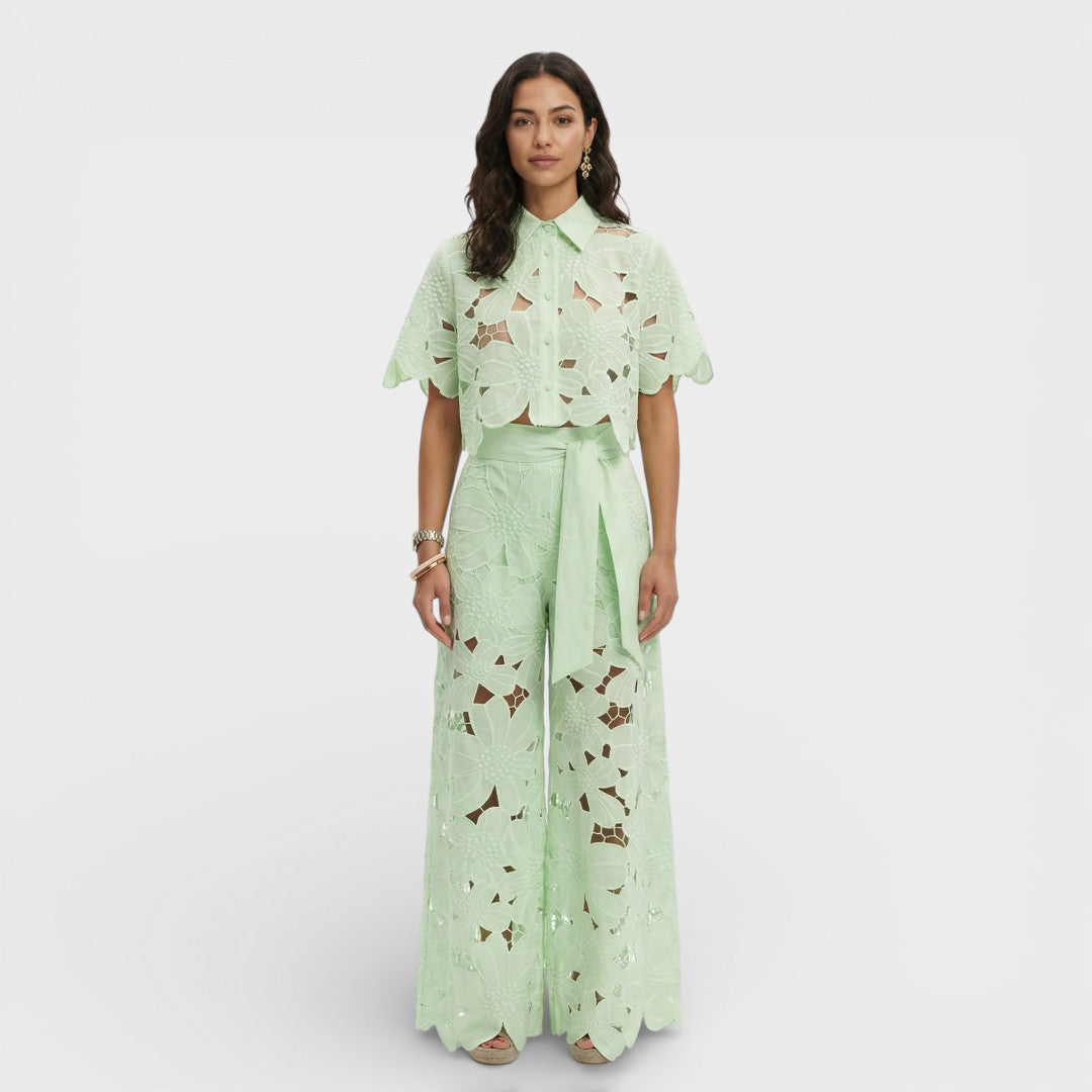 Conjunto de mujer, ropa de fiesta elegante para eventos especiales, camisa y pantalón de diseño moderno.