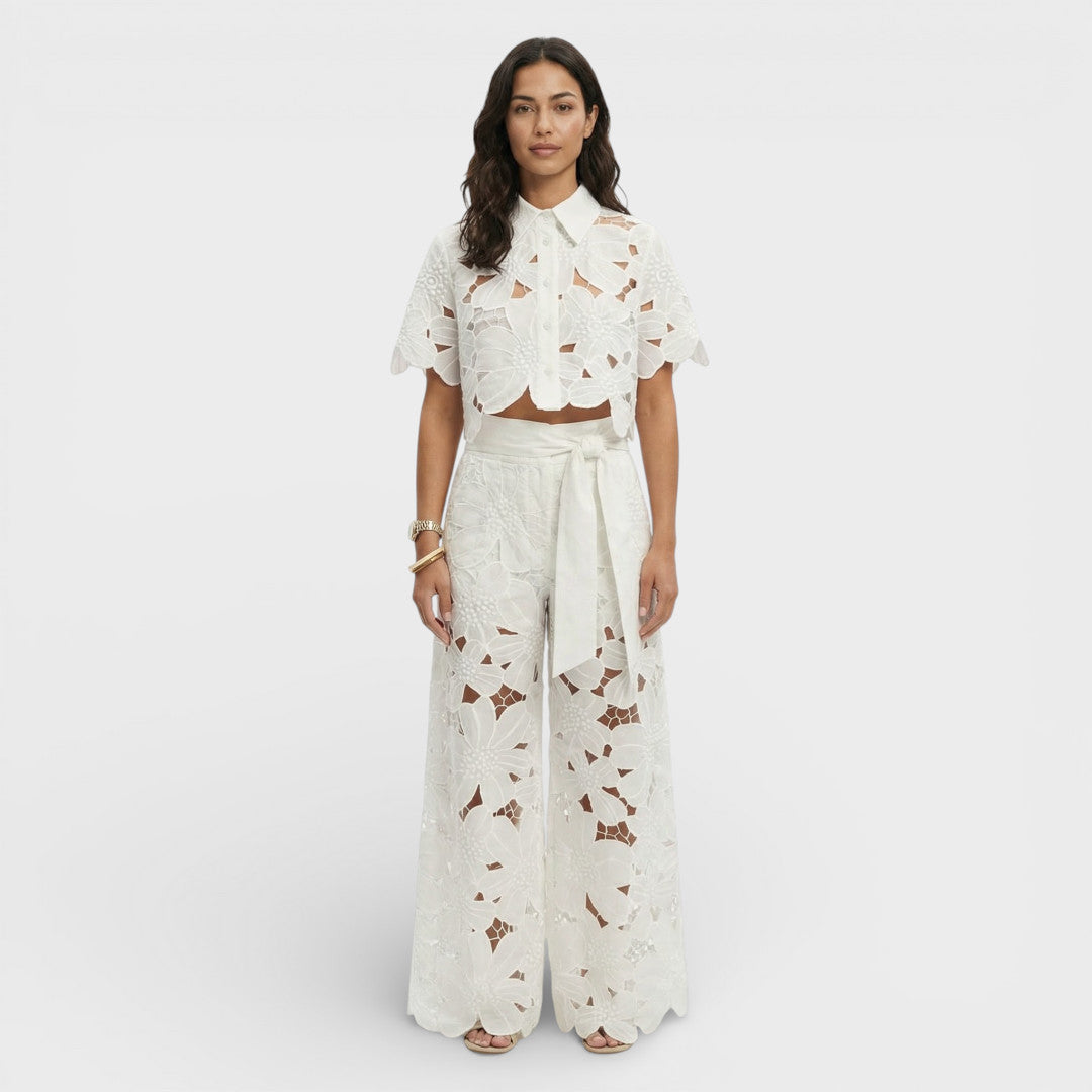 Mujer luciendo conjunto de fiesta: camisa y pantalón elegante, perfecto para eventos de primavera-verano.