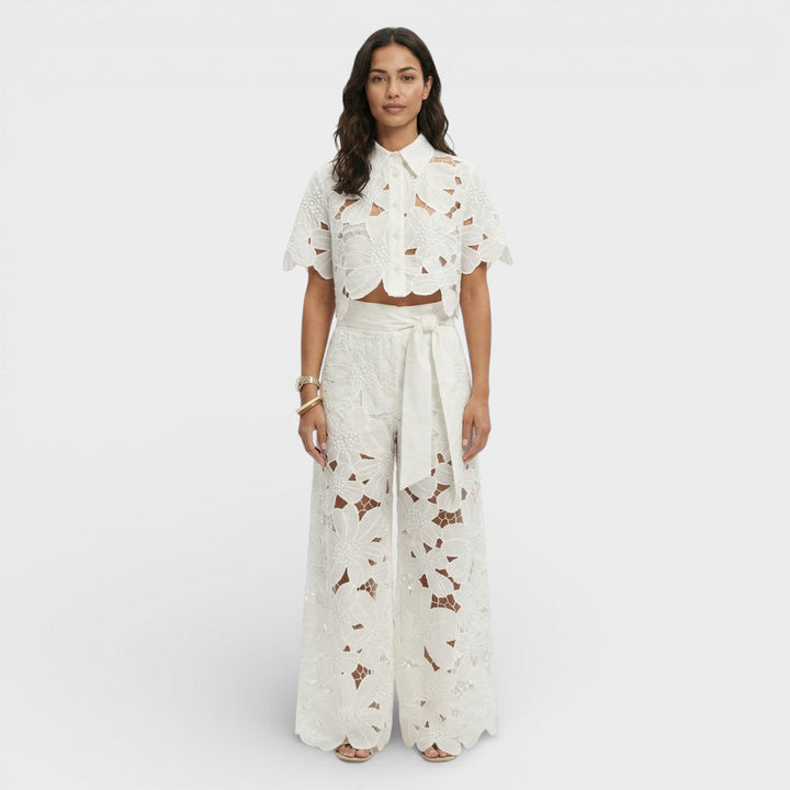 Mujer luciendo conjunto de fiesta: camisa y pantalón elegante, perfecto para eventos de primavera-verano.