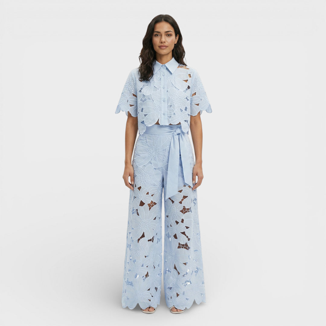 Moda para invitadas: conjunto de camisa y pantalón elegante, perfecto para bodas y eventos formales de verano.