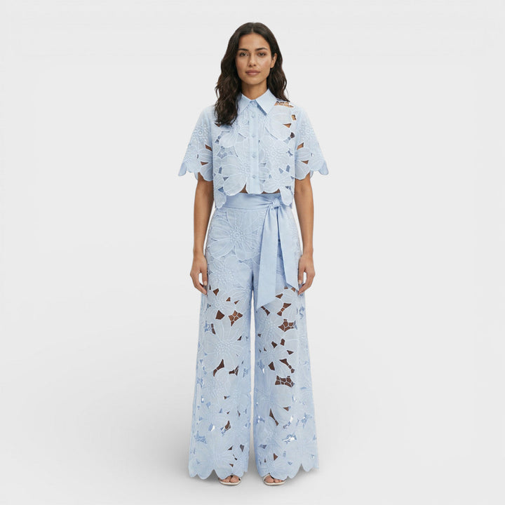 Moda para invitadas: conjunto de camisa y pantalón elegante, perfecto para bodas y eventos formales de verano.