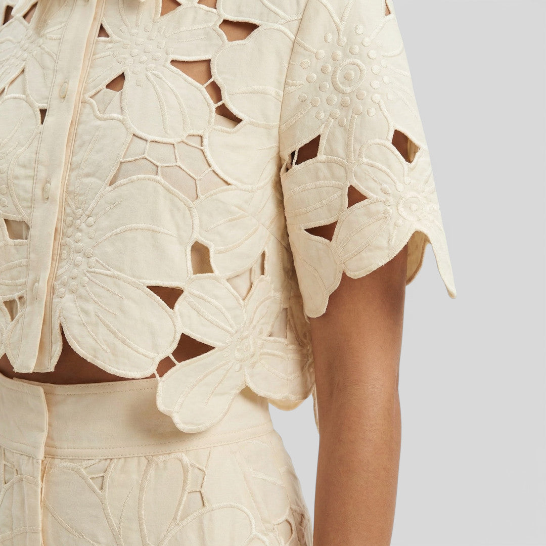 Elegante conjunto de mujer con camisa y pantalón, ideal para cualquier evento formal o celebración especial.