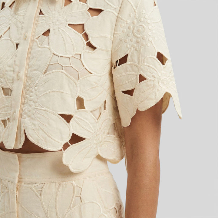 Elegante conjunto de mujer con camisa y pantalón, ideal para cualquier evento formal o celebración especial.