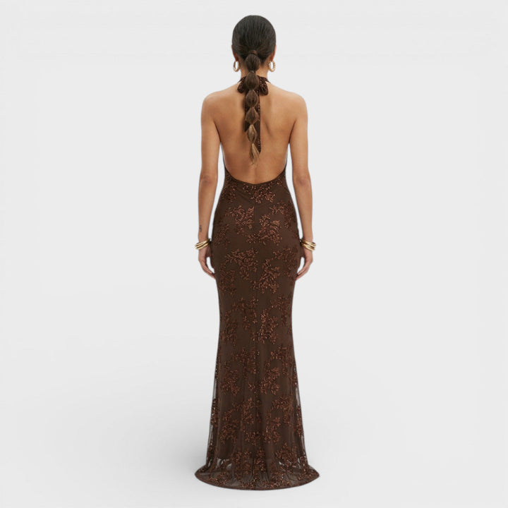 Elegante vestido de fiesta maxi color marrón o rojo, con encaje y diseño halter para invitada de boda.