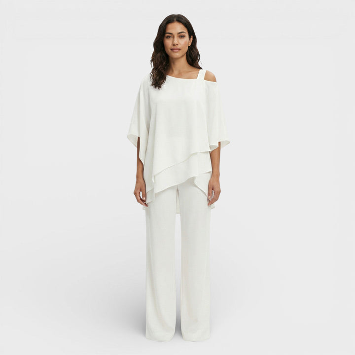 Blusa fluida y pantalón recto elegante para mujer, outfit de invitada para eventos especiales.