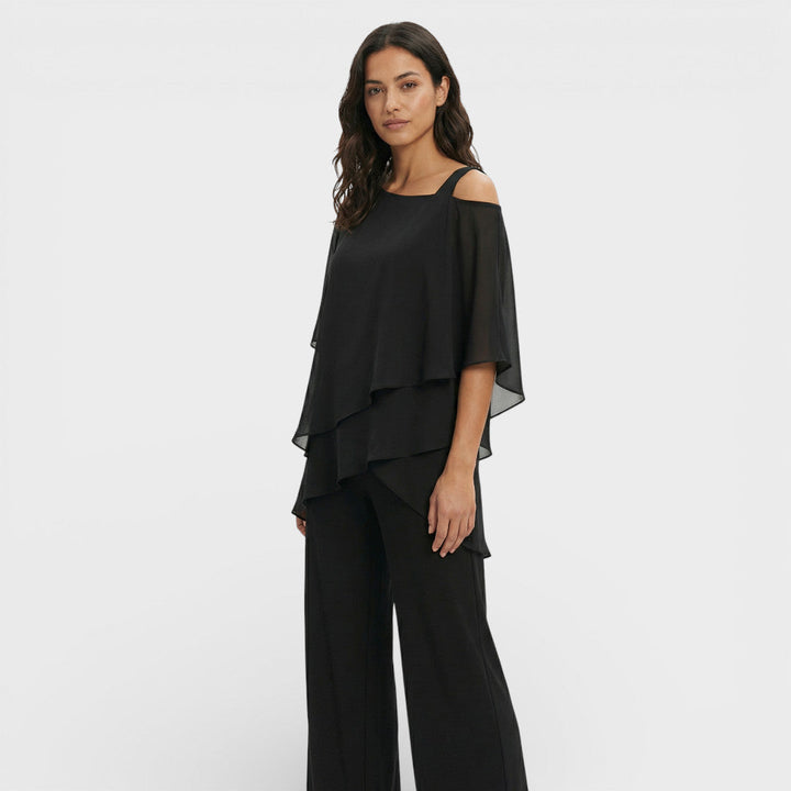 Conjunto elegante de blusa y pantalón para mujer, ideal para invitada de boda o fiesta.