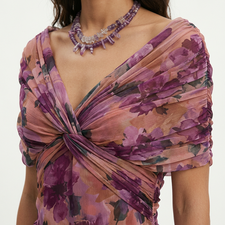 Look elegante con vestido largo plisado floral para mujer, perfecto para invitada de boda o evento especial.