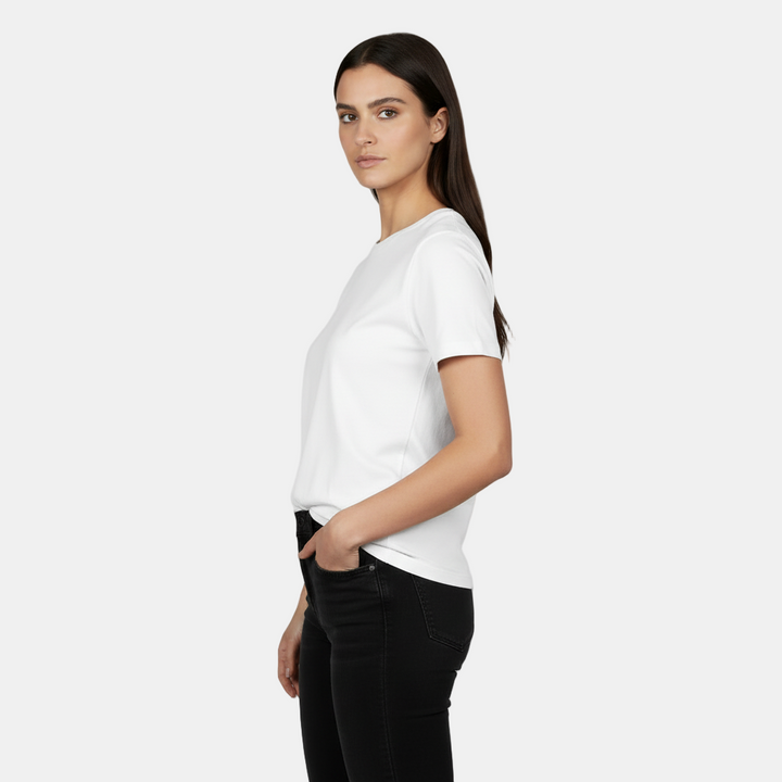 Mujer vistiendo camiseta de algodón holgada y básica, manga corta. Look relajado y cómodo.