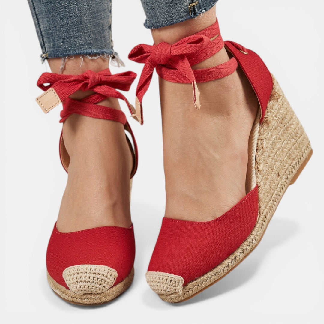 Sandalias rojas de tacón para mujer, diseño sofisticado, ideales para noche y calzado formal.