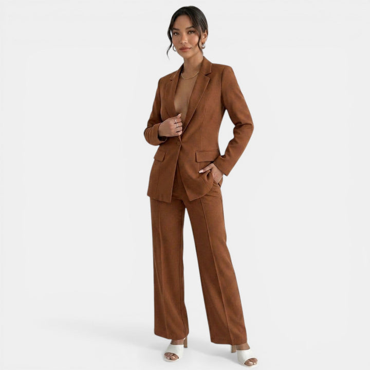 Conjunto elegante rosa para mujer. Blazer y pantalón a medida. Estilo profesional impecable.