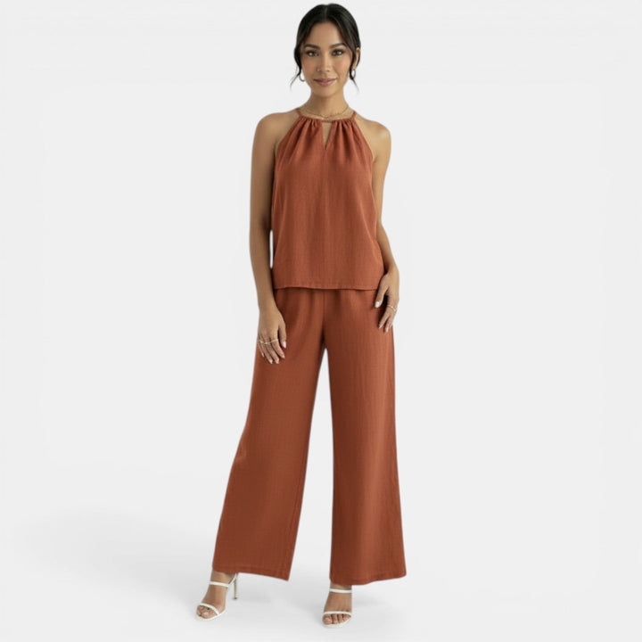 Conjunto femenino de lino fresco, top halter y pantalón palazzo, ideal para días cálidos de verano.