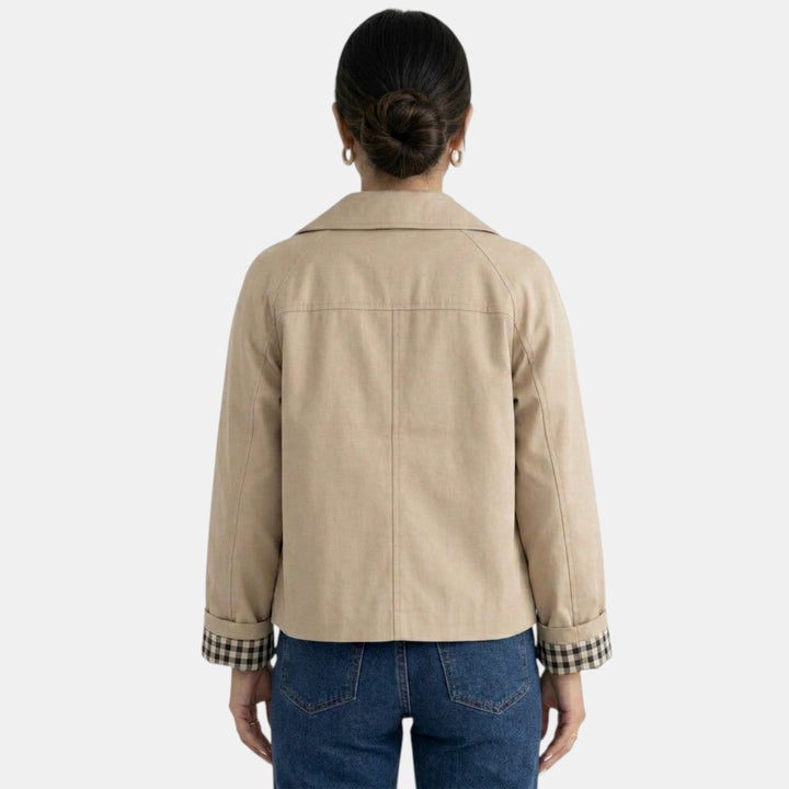 Chaqueta beige larga minimalista para mujer, diseño elegante, ideal para un estilo casual o profesional.