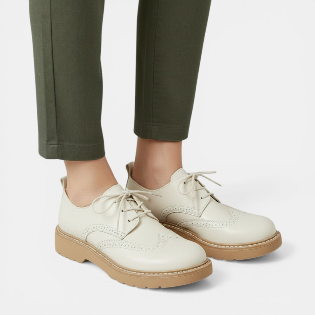 Zapatos Oxford calados para mujer, detalle ventilado, ideales para comodidad diaria.