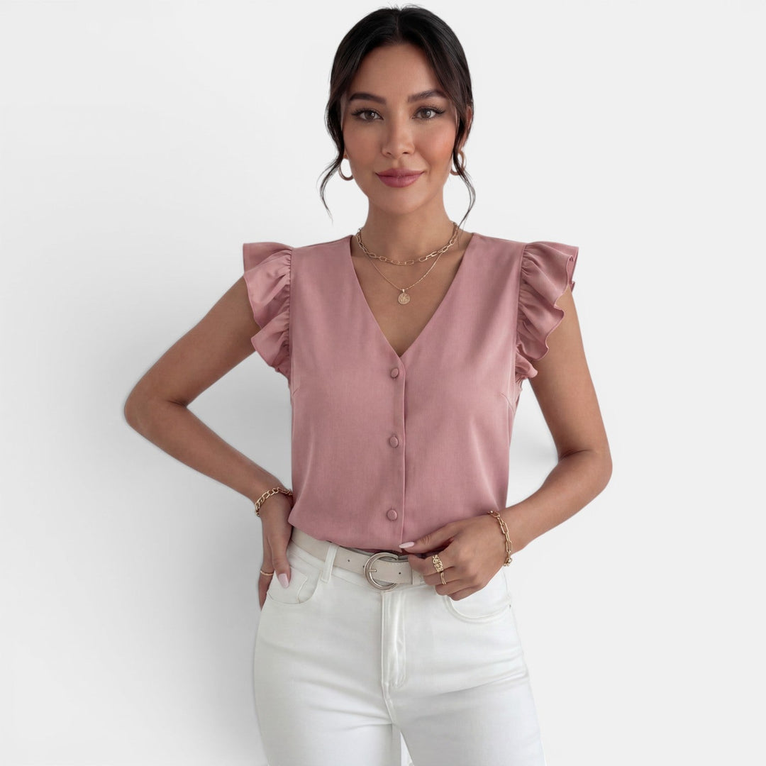 Estilosa camisa para mujer con detalles de volantes y botones frontales. Ideal para look chic.