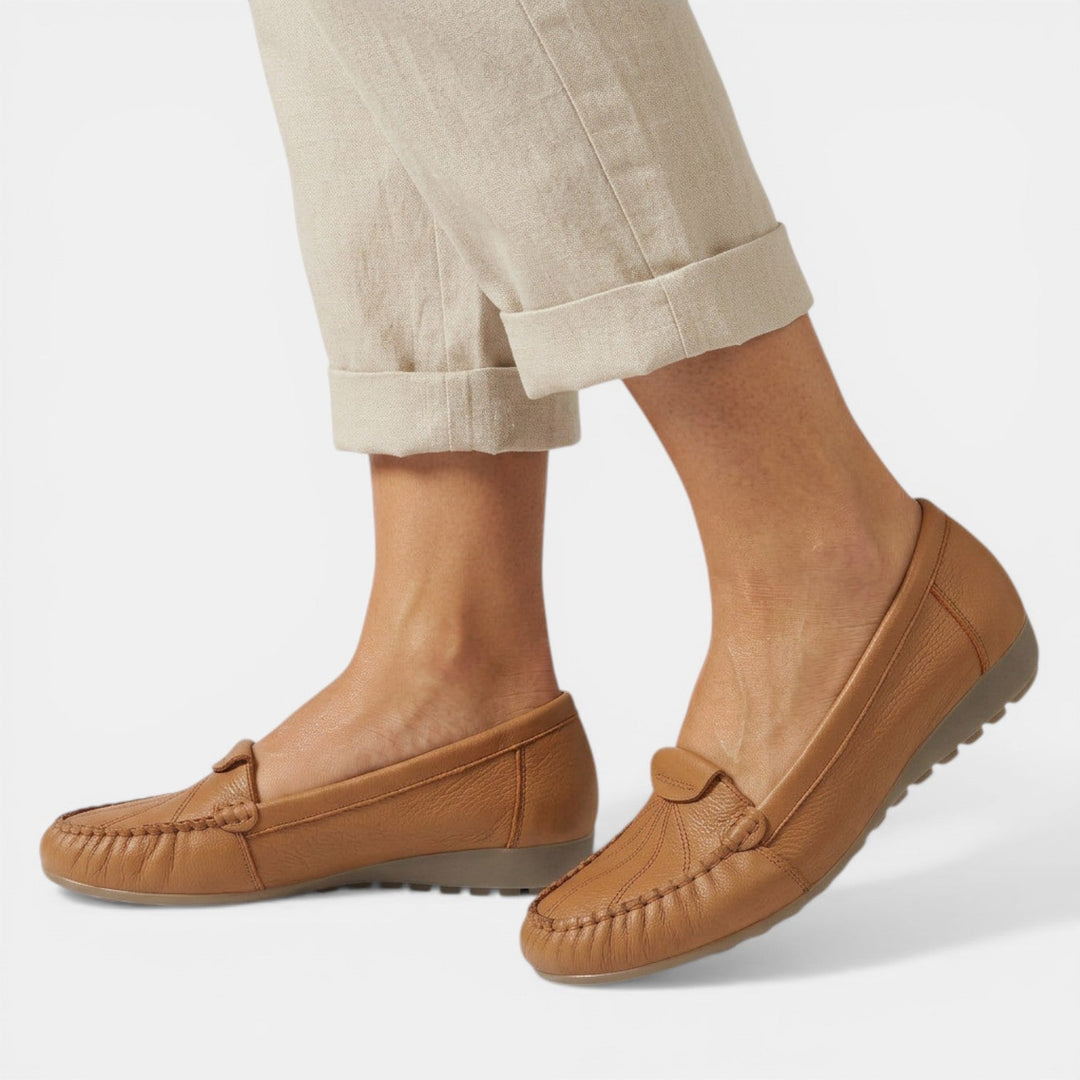 Mocasines ortopédicos de mujer con tacón de cuña. Calzado cómodo y elegante, ideal para tu confort diario.