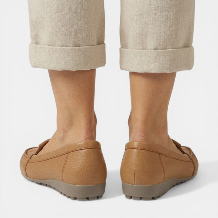 Mocasines de mujer con tacón de cuña, elegantes y ortopédicos. Confortables para el trabajo y el día a día.