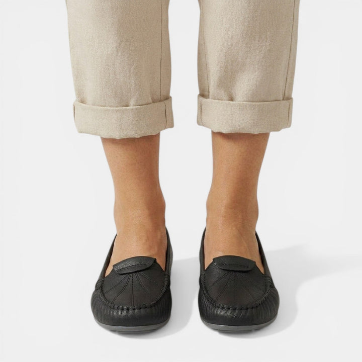 Calzado ortopédico de mujer: mocasines con tacón de cuña. Ofrecen soporte y estilo elegante para cualquier ocasión.