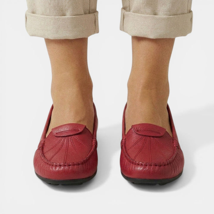 Mocasines ortopédicos para mujer con tacón de cuña. Estilo versátil, ideal para look casual o de oficina.